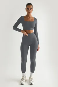 Σet yoga με ριμπ crop top μακρυμάνικο μονόχρωμο και κολάν λεπτομέρεια εφαρμογής