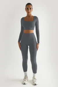 Λεπτομερης οψη του σκουρου γκρι ριβε crop top μακρυμανικου και σετ παντελονιου γιογκα.