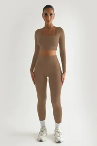 Λεπτομέρεια ριμπ crop top μακρυμάνικου και κολάν γυμναστικής με ελαστική πλεκτή υφή.