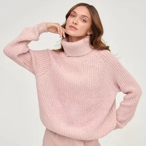 Detailansicht des kuscheligen rosa Damen-Rollkragenpullovers mit grobem Strick und langen Ärmeln.