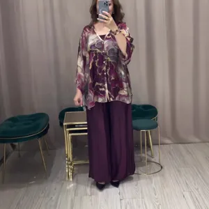 Vista dettagliata della blusa elegante a maniche lunghe stampata con scollo a V in ambiente moderno.