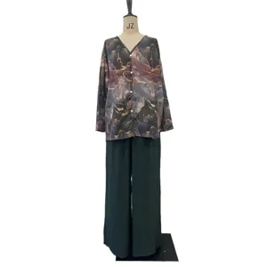 Completo due pezzi camicia stampata a maniche lunghe e pantaloni larghi scollo V donna