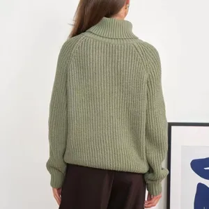 Rückansicht Detail des Damen lässigen lockeren Rollkragen Grobstrick Pullovers in Salbei.