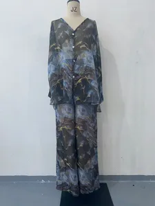Vista dettagliata del set da donna con camicia stampata a maniche lunghe e pantaloni.