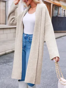 Vista dettagliata di questo elegante cardigan in maglia aperto sul davanti con maniche lunghe.