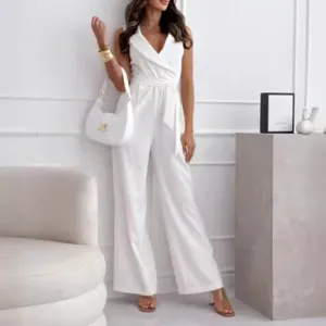 Eleganter weißer ärmelloser Blazer-Jumpsuit mit Gürtel und weiten Beinen für modische Damen.