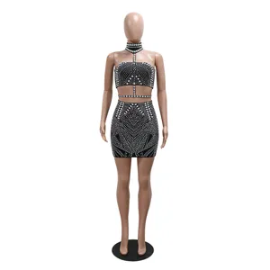 Strass zweiteiliges Set Crop Top und Minirock Detail mit glänzenden Kristalldetails.