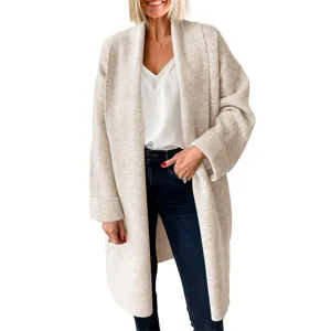 Vista dettagliata della texture del cardigan in maglia a maniche lunghe e vestibilità comoda.