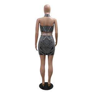 Rückansicht eines atemberaubenden schwarzen Strass-Halter-Oberteils und engen Rocks.
