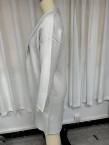 Vista dettagliata di profilo di un cardigan in maglia casual che mostra la trama.