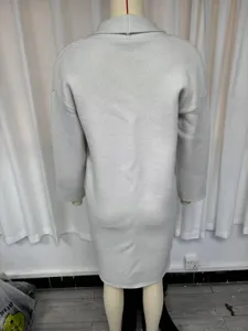 Cardigan lungo in maglia grigia da donna, elegante cappotto invernale a maniche lunghe.