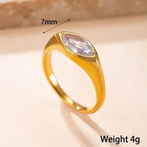 Primer plano de un anillo de acero dorado con una piedra de circón marquesa de 7 mm