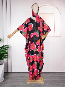 Afrikaanse lange jurk met bloemenprint in grote maten en bijpassende hoofddoek kaftan.