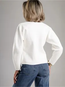 Detalle de vista trasera cárdigan de punto blanco liso para mujer, atuendo casual, suave.