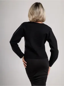 Vista detallada del top de punto negro de manga larga para mujer con ajuste y textura fina.