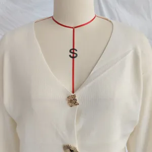 Primer plano detalle cárdigan de punto con cuello en V para mujer, suéter con botones