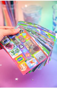 Vista detallada del libro de pegatinas die-cut dreamcore con película con brillo.