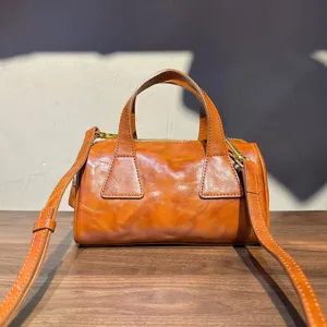 Sac Boston vintage en cuir véritable pour femme, sac à main porté épaule classique.