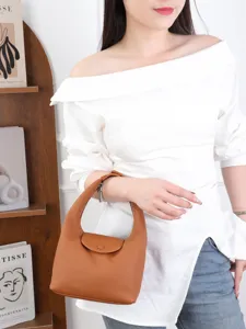 Sac porté épaule hobo en cuir pour femme, sac cabas souple à rabat élégant et chic.