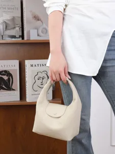 Sac à main élégant en cuir souple, sac bandoulière en cuir de vaches, sac chic sous les aisselles.