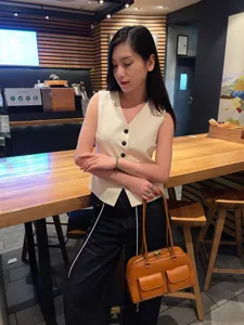 Borsa a mano in pelle elegante per donne, pratica borsa shopper con tasche e doppi manici.