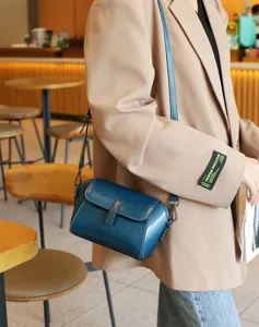Vintage oil-wax leather crossbody shell bag for women, stylish retro shoulder bag.