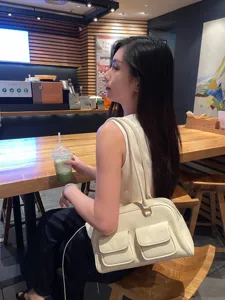 Borsa a spalla da donna in vera pelle grande capacità borsa casual con doppie tasche frontali.