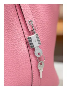 Primo piano sul dettaglio della serratura con lucchetto in pelle rosa di lusso con finitura.