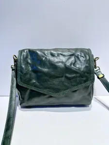 Vintage green leather crossbody bag for women, versatile retro envelope shoulder handbag.