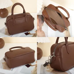 Détail de sac Boston en cuir marron, sac à main rétro et sac bandoulière chic pour femme.