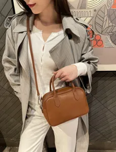 Sac à main Boston en cuir marron vintage pour femmes, sac bandoulière classique à double poignée.