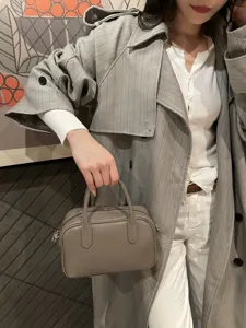 Vue détaillée du sac Boston rétro en cuir, cuir de vachette taupe de qualité avec fermetures éclair.