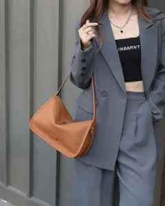 Detailansicht einer braunen Echtleder-Umhängetasche, weiche Textur, stilvoller Look.