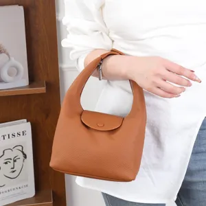 Sac à épaule souple en cuir pour femme, élégant sac cabas marron à poignée supérieure.