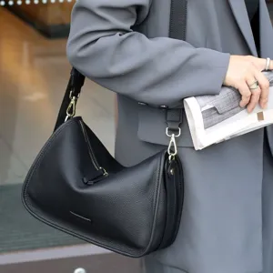 Schwarze Damen Umhängetasche aus echtem Leder, elegante Kissen Handtasche für Alltag.