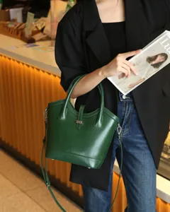 Bolso cubo de cuero genuino verde oscuro, bolso de mano vintage de piel de vaca con correa.