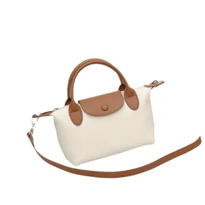 Stijlvolle rundleer mini crossbody tas dumpling handtas met handvatten en schouderband.