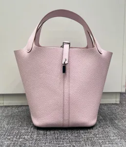Vue détaillée du sac cabas en cuir rose, fabriqué avec du cuir de vachette de haute qualité.
