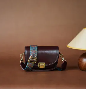 Retro echt lederen zadeltas met kleurrijke etnische brede riem en metalen gesp