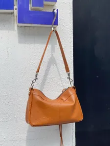 Sac à bandoulière en cuir marron pour femme sac de moto vintage avec quincaillerie en métal.