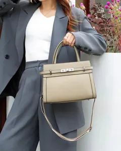 Gros plan sur le sac à main en cuir véritable avec texture Togo et fermoir tournant design.