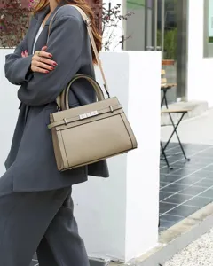 Sac à main en cuir véritable de haute qualité pour femmes, élégant sac bandoulière chic.