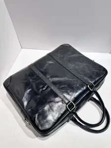 Maletín de negocios de cuero genuino vintage, detalle de bolso negro hecho a mano.