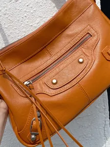 Sac à main moto en cuir de haute qualité avec rivets, grand sac à épaule élégant pour femmes.