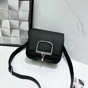 Zwarte lederen schoudertas met zilveren metalen hardware in elegant klassiek design.