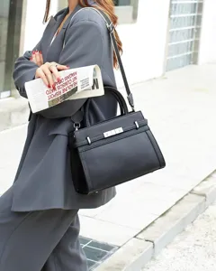 Vue détaillée du sac à main noir en cuir de vachette véritable avec fermoir métallique.