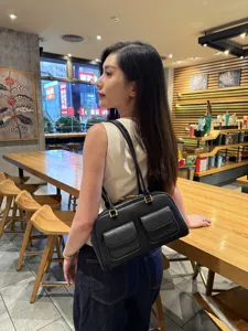 Borsa a spalla da donna in vera pelle elegante borsa a mano con due tasche frontali e dettagli dorati.