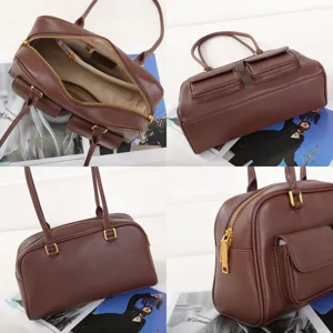 Dettaglio della borsa a tracolla in pelle marrone con tasche frontali doppie e scomparto.