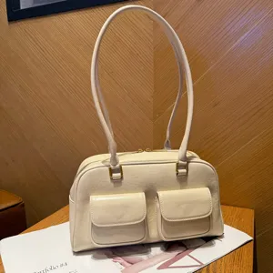 Borsa a tracolla da donna in vera pelle beige, grande shopper elegante con tasche frontali.