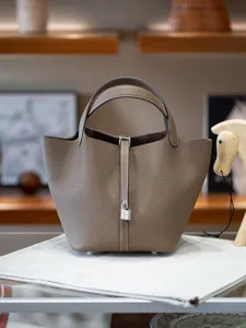 Borsa a Secchiello in Vera Pelle Taupe Shopper Elegante con Lucchetto Argento e Doppi Manici